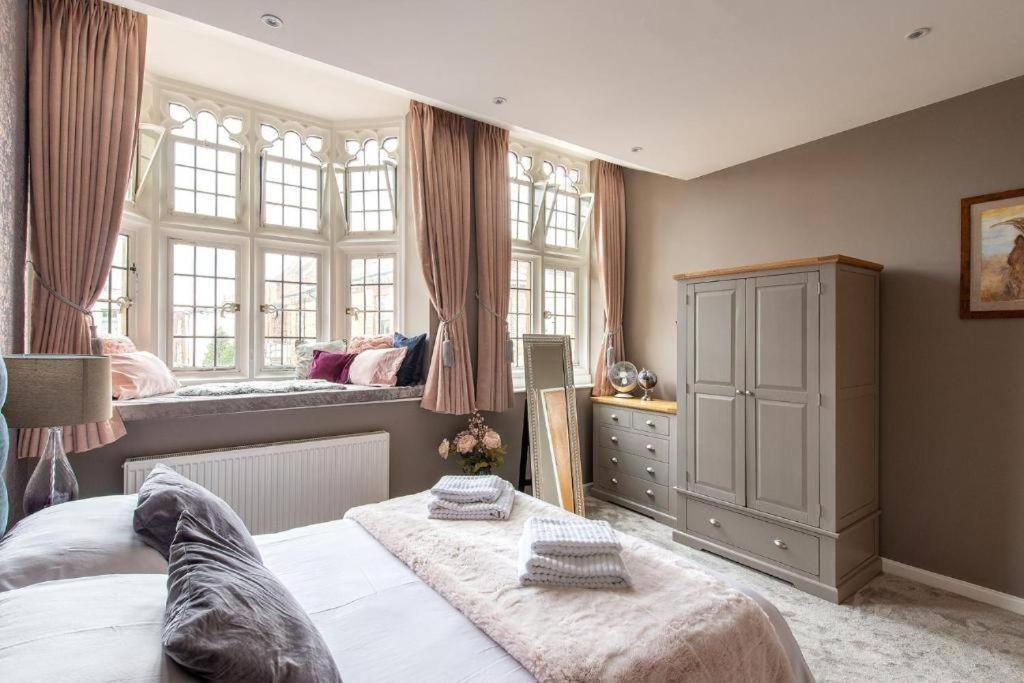 The Most Central Apartment In Canterbury Stunning Interiors, Fully Equipped, City Views And Free Wifi! Екстериор снимка