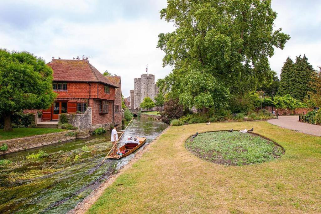 The Most Central Apartment In Canterbury Stunning Interiors, Fully Equipped, City Views And Free Wifi! Екстериор снимка