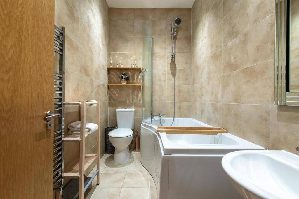 The Most Central Apartment In Canterbury Stunning Interiors, Fully Equipped, City Views And Free Wifi! Екстериор снимка