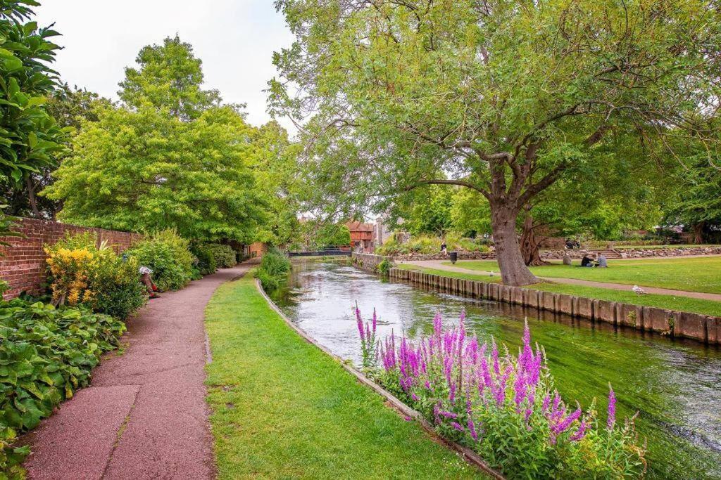 The Most Central Apartment In Canterbury Stunning Interiors, Fully Equipped, City Views And Free Wifi! Екстериор снимка