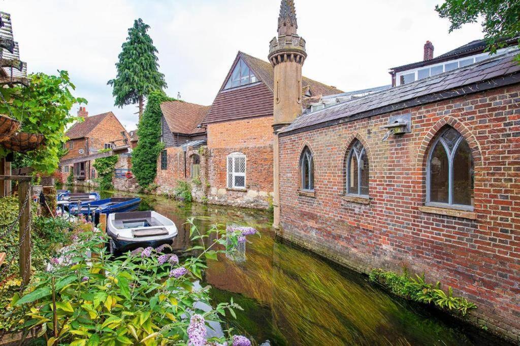 The Most Central Apartment In Canterbury Stunning Interiors, Fully Equipped, City Views And Free Wifi! Екстериор снимка