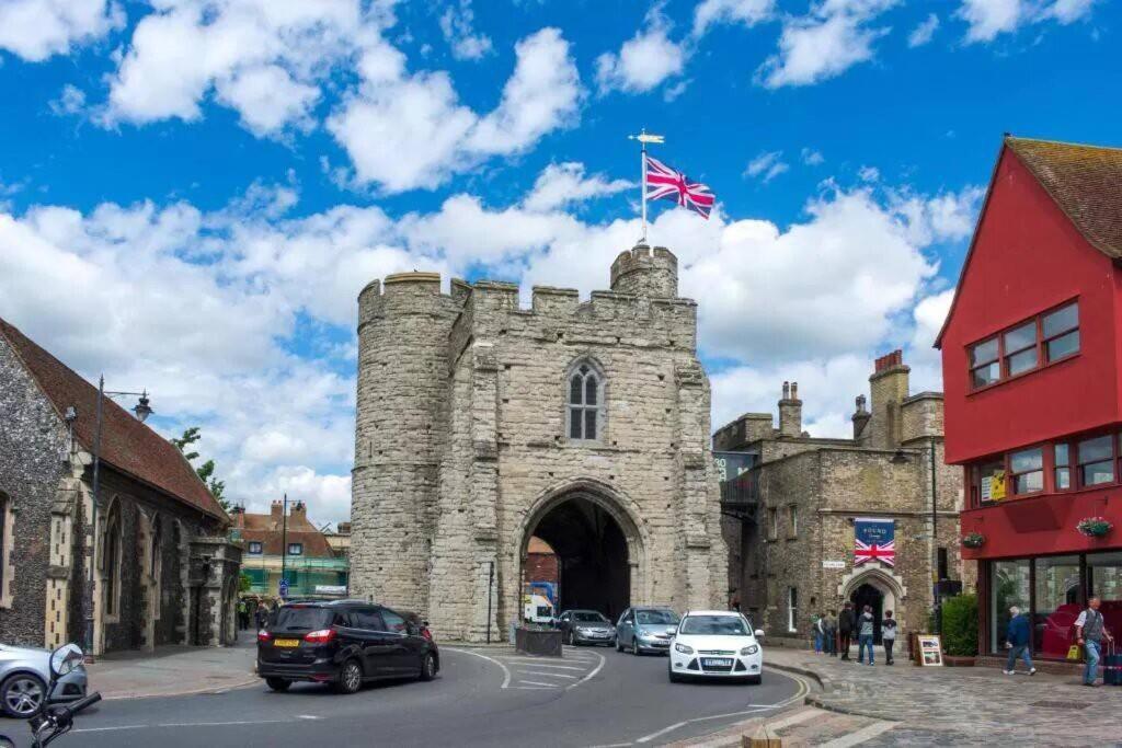The Most Central Apartment In Canterbury Stunning Interiors, Fully Equipped, City Views And Free Wifi! Екстериор снимка