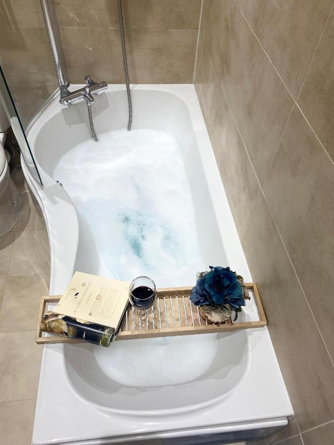 The Most Central Apartment In Canterbury Stunning Interiors, Fully Equipped, City Views And Free Wifi! Екстериор снимка