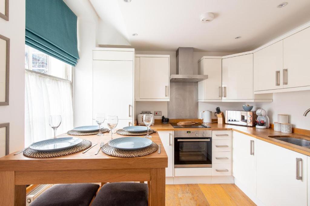 The Most Central Apartment In Canterbury Stunning Interiors, Fully Equipped, City Views And Free Wifi! Екстериор снимка